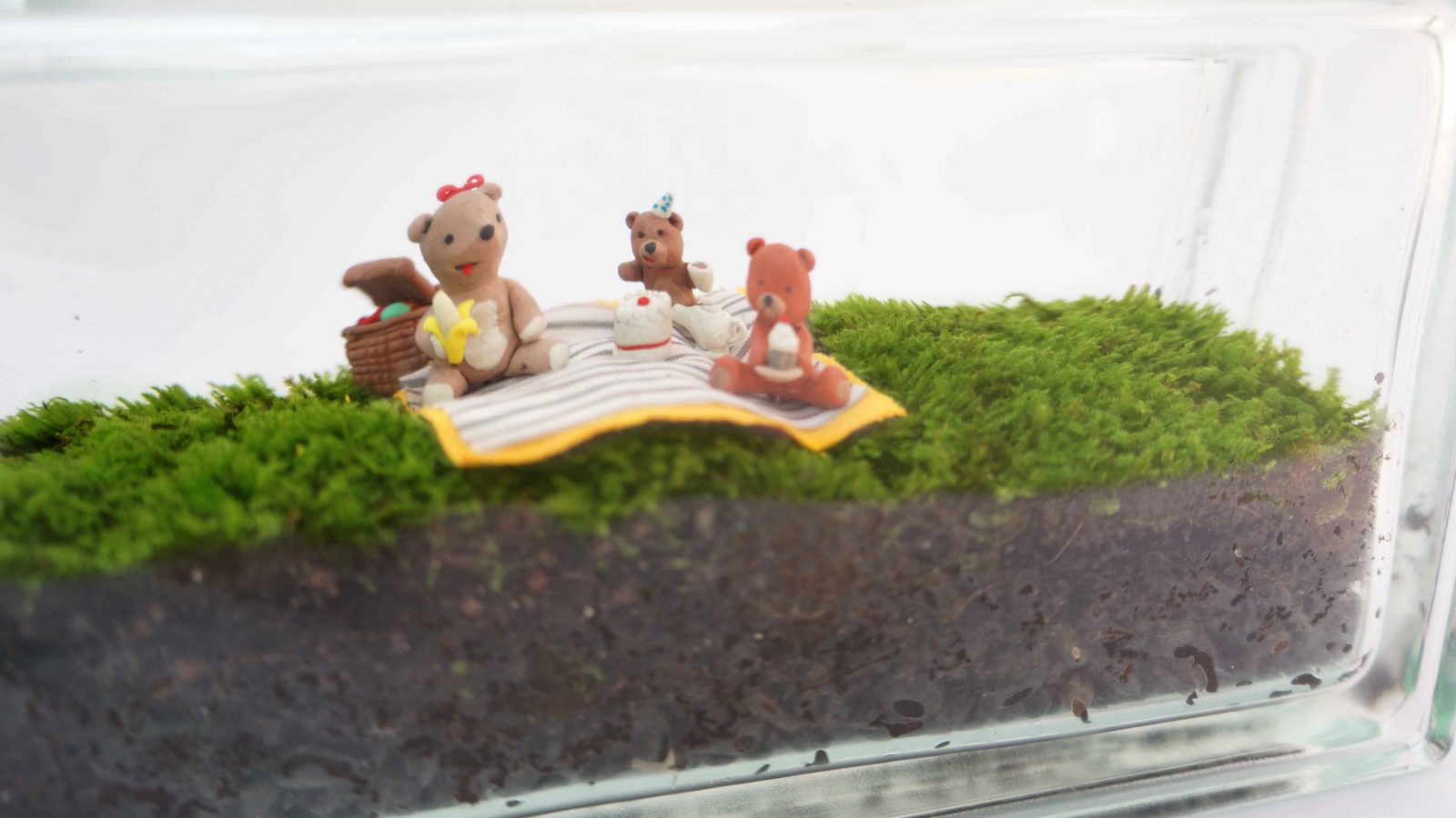Moss terrarium glass block with teddy bear picnic